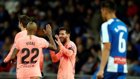 Messi celebra un gol con Vidal