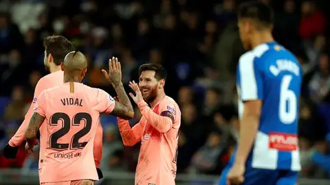 Messi celebra un gol con Vidal Messi celebra un gol con Vidal