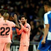 Messi celebra un gol con Vidal