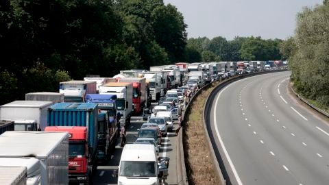 Imagen de archivo de una retención provocada por un grupo de camioneros franceses