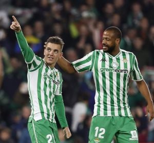 Lo Celso y Sidnei celebran el gol del argentino en el Villamarín Lo Celso y Sidnei celebran el gol del argentino en el Villamarín