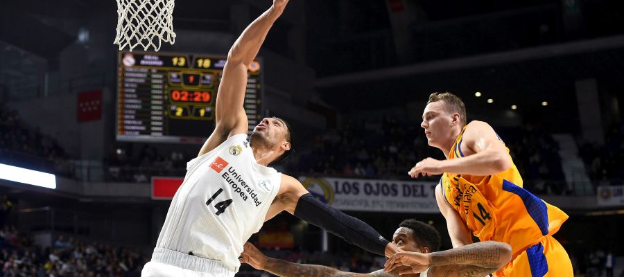 Ayón intenta capturar el rebote ante el Herbalife Gran Canaria Ayón intenta capturar el rebote ante el Herbalife Gran Canaria
