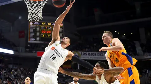 Ayón intenta capturar el rebote ante el Herbalife Gran Canaria Ayón intenta capturar el rebote ante el Herbalife Gran Canaria