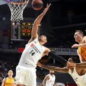 Ayón intenta capturar el rebote ante el Herbalife Gran Canaria Ayón intenta capturar el rebote ante el Herbalife Gran Canaria