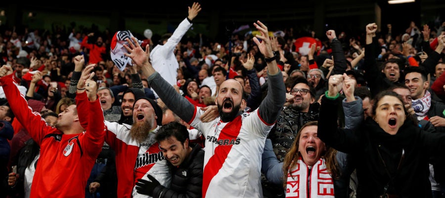 Aficionados de River Plate celebran el triunfo en el Santiago Bernabéu Aficionados de River Plate celebran el triunfo en el Santiago Bernabéu