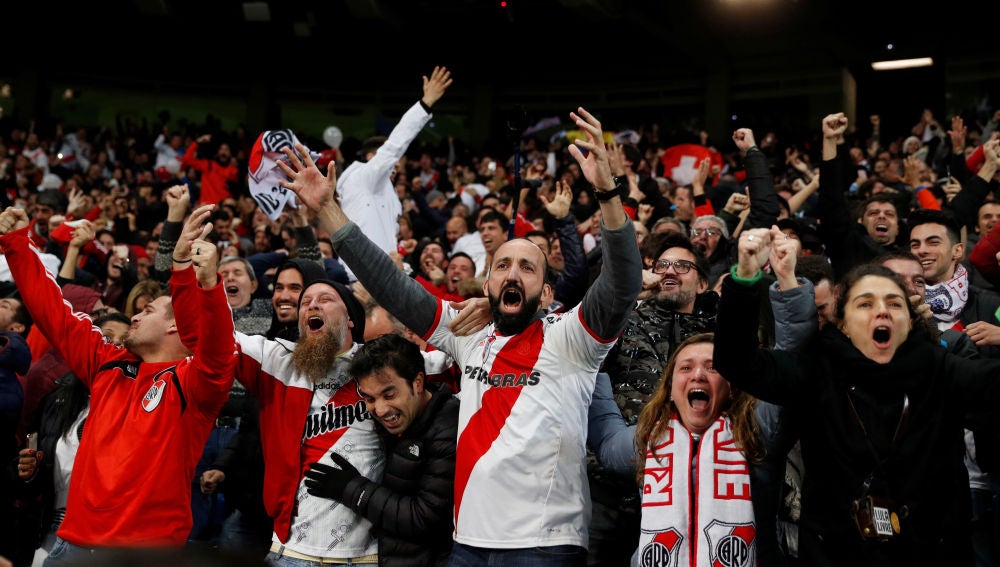 Aficionados de River Plate celebran el triunfo en el Santiago Bernabéu