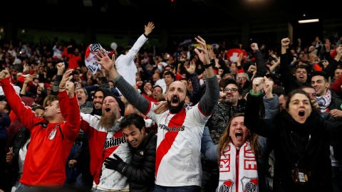 Aficionados de River Plate celebran el triunfo en el Santiago Bernab&eacute;u