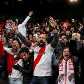 Aficionados de River Plate celebran el triunfo en el Santiago Bernabéu