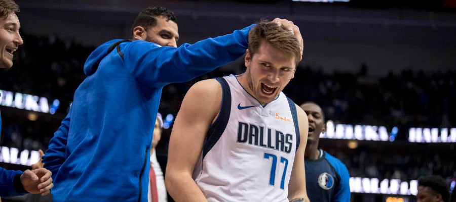 Luka Doncic celebra la victoria de Dallas Mavericks Luka Doncic celebra la victoria de Dallas Mavericks