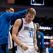 Luka Doncic celebra la victoria de Dallas Mavericks Luka Doncic celebra la victoria de Dallas Mavericks