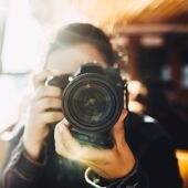 Imagen de archivo de una persona con una cámara fotográfica