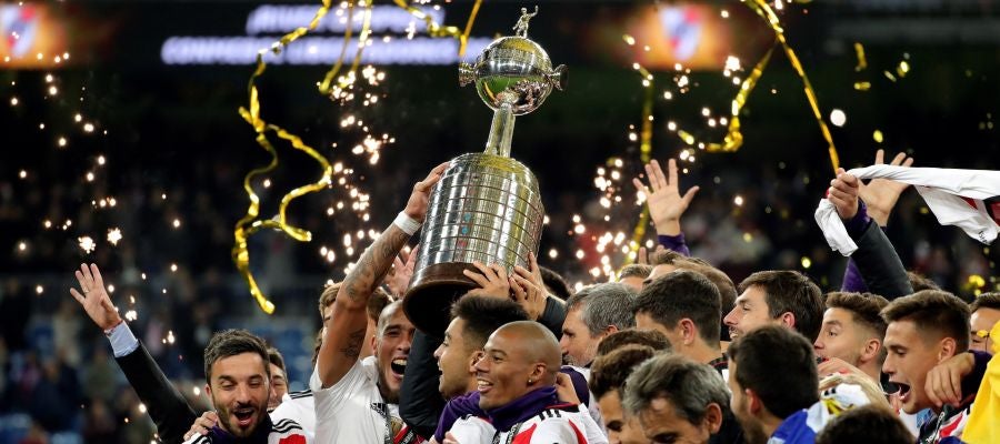 Los jugadores de River Plate levantan la Copa Libertadores al cielo de Madrid Los jugadores de River Plate levantan la Copa Libertadores al cielo de Madrid
