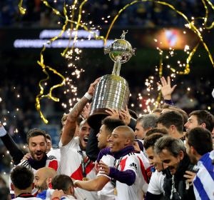 Los jugadores de River Plate levantan la Copa Libertadores al cielo de Madrid Los jugadores de River Plate levantan la Copa Libertadores al cielo de Madrid