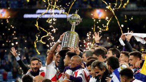 Los jugadores de River Plate levantan la Copa Libertadores al cielo de Madrid