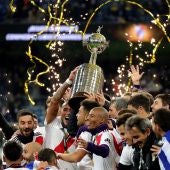 Los jugadores de River Plate levantan la Copa Libertadores al cielo de Madrid