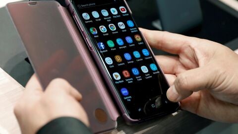 Una persona revisa la pantalla de un m&oacute;vil
