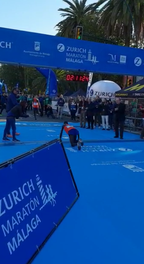 La agónica llegada de Eliud Kibet en la Maratón de Málaga: entra de rodillas en meta y pierde el podio La agónica llegada de Eliud Kibet en la Maratón de Málaga: entra de rodillas en meta y pierde el podio
