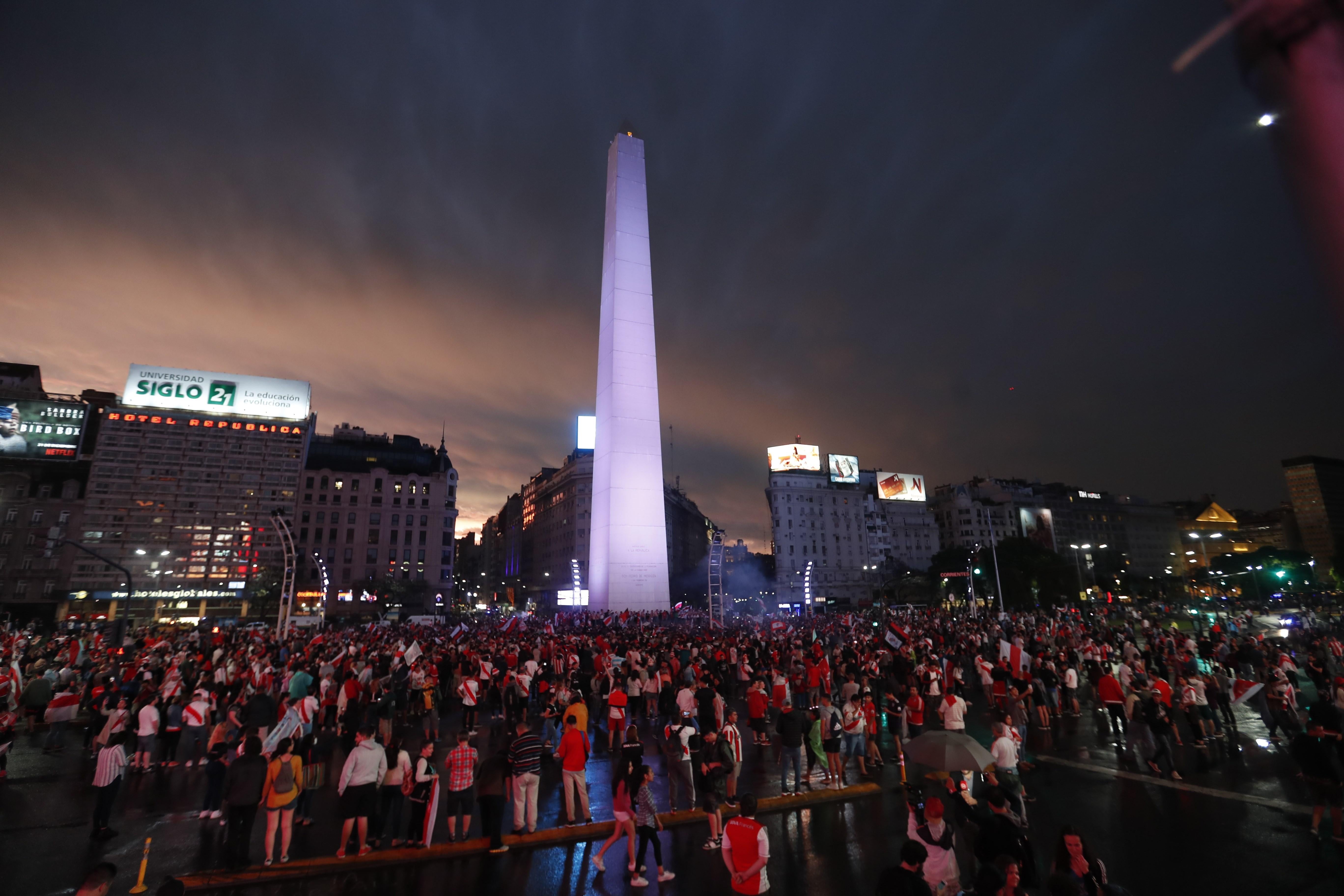 Celebración y disturbios en Buenos Aires: la Policía desalojó los festejos por la violencia de los hinchas de River Plate Celebración y disturbios en Buenos Aires: la Policía desalojó los festejos por la violencia de los hinchas de River Plate