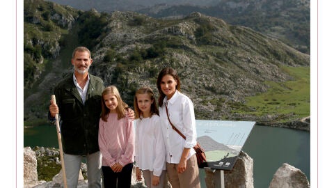 Felicitaci&oacute;n navide&ntilde;a de los Reyes y sus hijas 