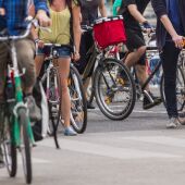 Hay que estudiar medidas para potenciar la sustitución de viajes cortos en coche por la bicicleta. 