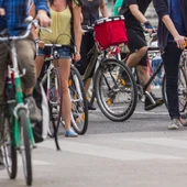 Hay que estudiar medidas para potenciar la sustitución de viajes cortos en coche por la bicicleta. Hay que estudiar medidas para potenciar la sustitución de viajes cortos en coche por la bicicleta.