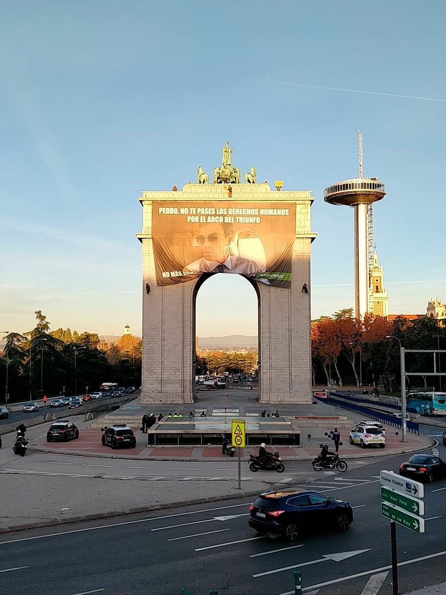 El mensaje a Pedro Sánchez que Greenpeace ha colgado en el Arco del Triunfo El mensaje a Pedro Sánchez que Greenpeace ha colgado en el Arco del Triunfo
