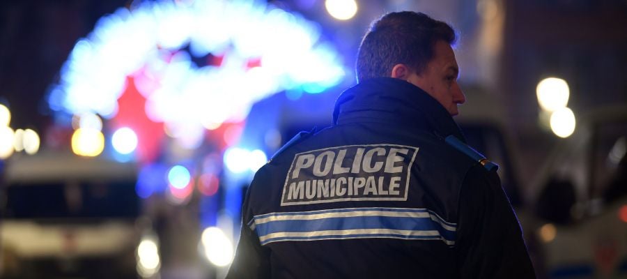 Un miembro de la policÃ­a francesa monta guardia cerca del lugar del tiroteo