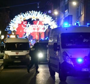 Vista de vehículos de la policía francesa estacionados cerca del lugar del tiroteo Vista de vehículos de la policía francesa estacionados cerca del lugar del tiroteo
