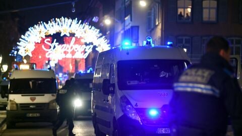 Vista de veh&iacute;culos de la polic&iacute;a francesa estacionados cerca del lugar del tiroteo