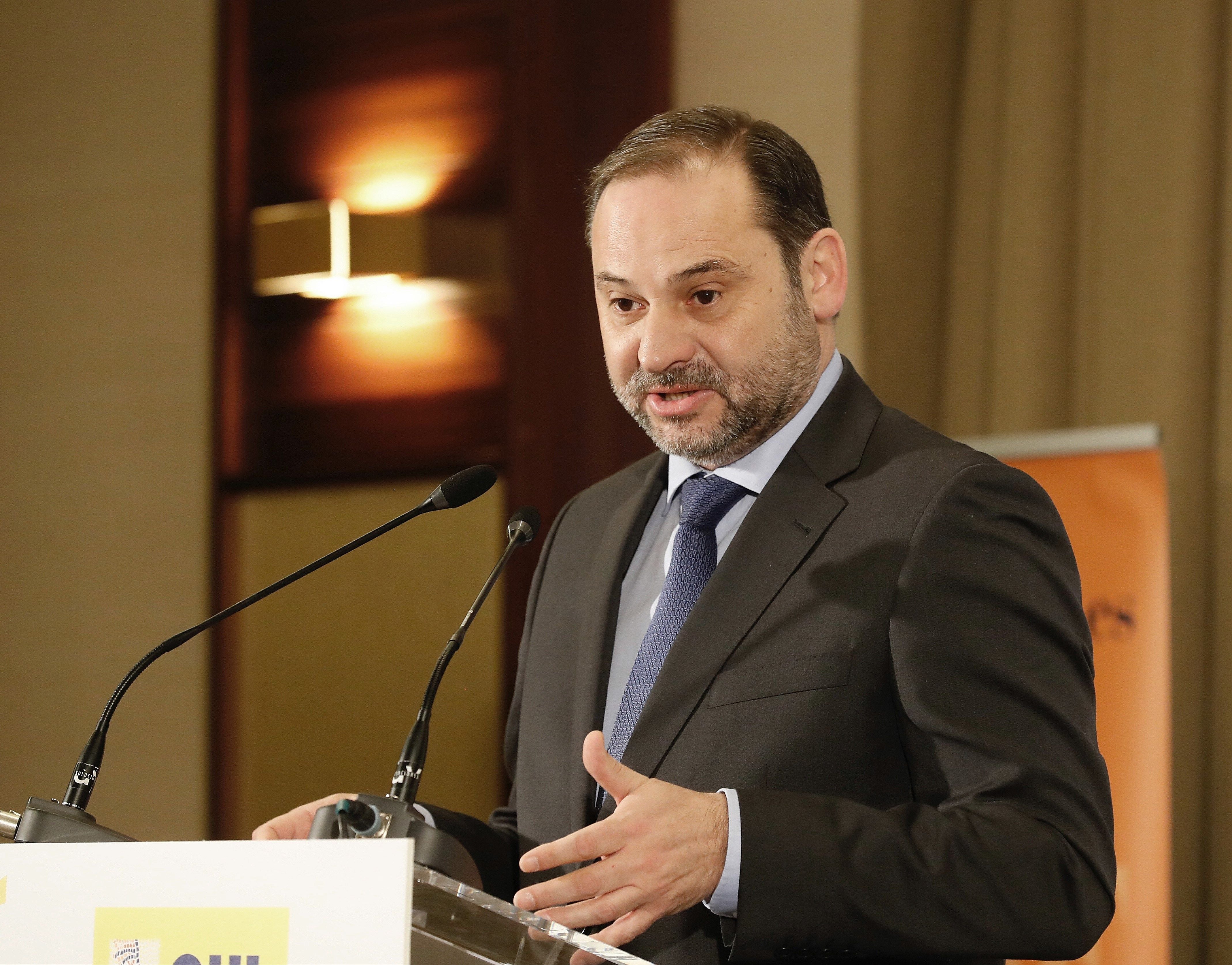 Ábalos pide "rebajar la tensión y el uso de la fuerza" en el conflicto taxi-VTC Ábalos pide "rebajar la tensión y el uso de la fuerza" en el conflicto taxi-VTC