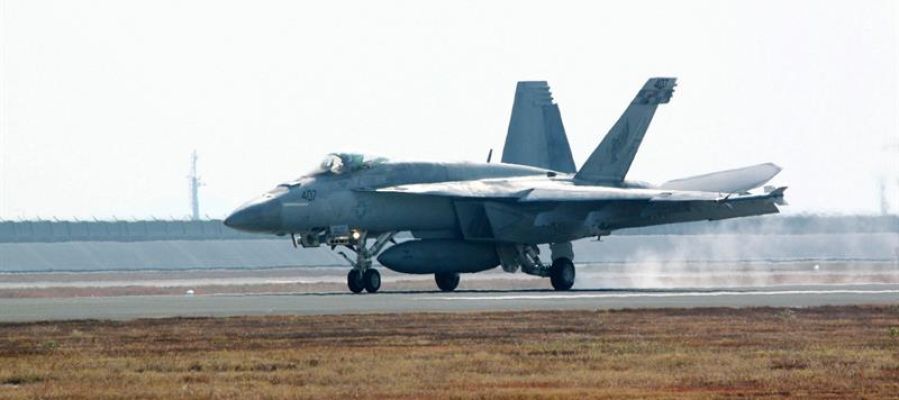 Vista de un caza aterrizando en la base de EEUU en Japón Vista de un caza aterrizando en la base de EEUU en Japón