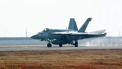 Vista de un caza aterrizando en la base de EEUU en Japón Vista de un caza aterrizando en la base de EEUU en Japón