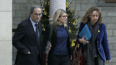 Quim Torra acompa&ntilde;ado por la las conselleras de Presidencia, Elsa Artadi, y de Justicia, Ester Capella