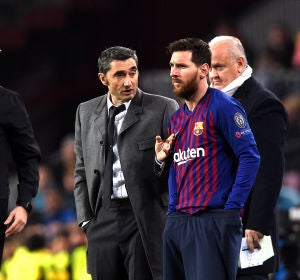 Valverde da indicaciones a Messi en el partido contra el Tottenham Valverde da indicaciones a Messi en el partido contra el Tottenham