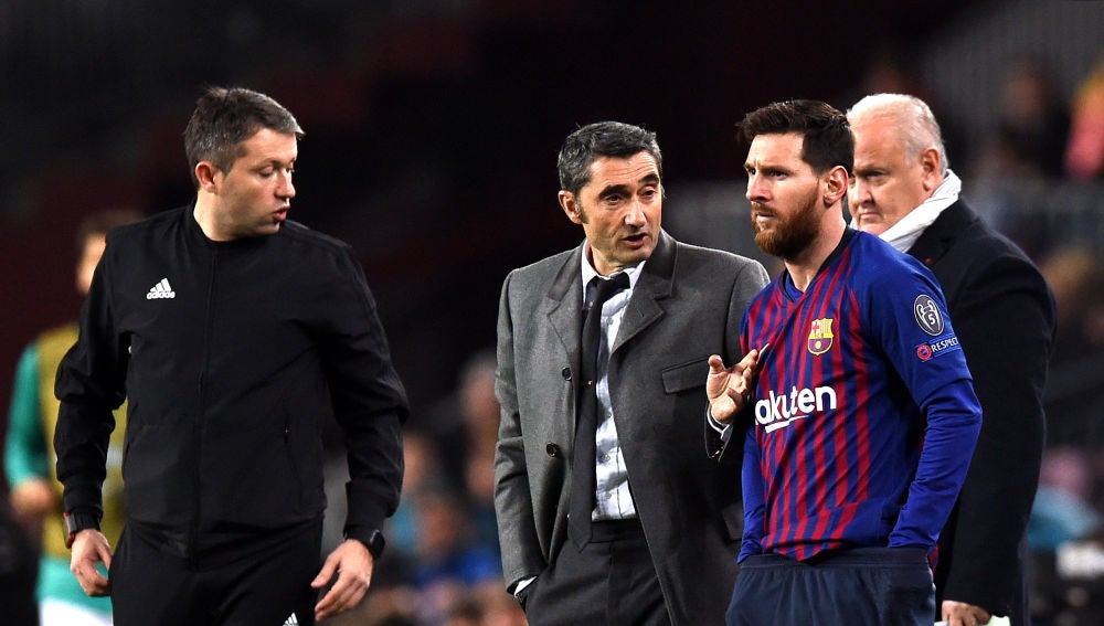 Valverde da indicaciones a Messi en el partido contra el Tottenham