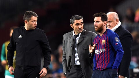 Valverde da indicaciones a Messi en el partido contra el Tottenham