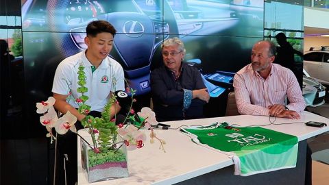 El jugador japon&eacute;s, Isao, junto a Luis Garc&iacute;a 