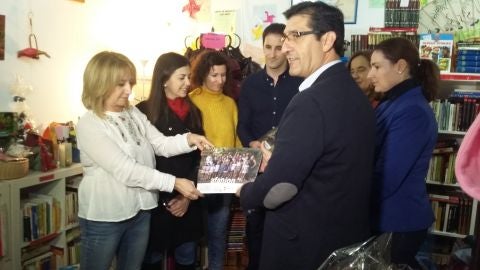 AFANION y el presidente de la Diputaci&oacute;n han presentado el calendario solidario