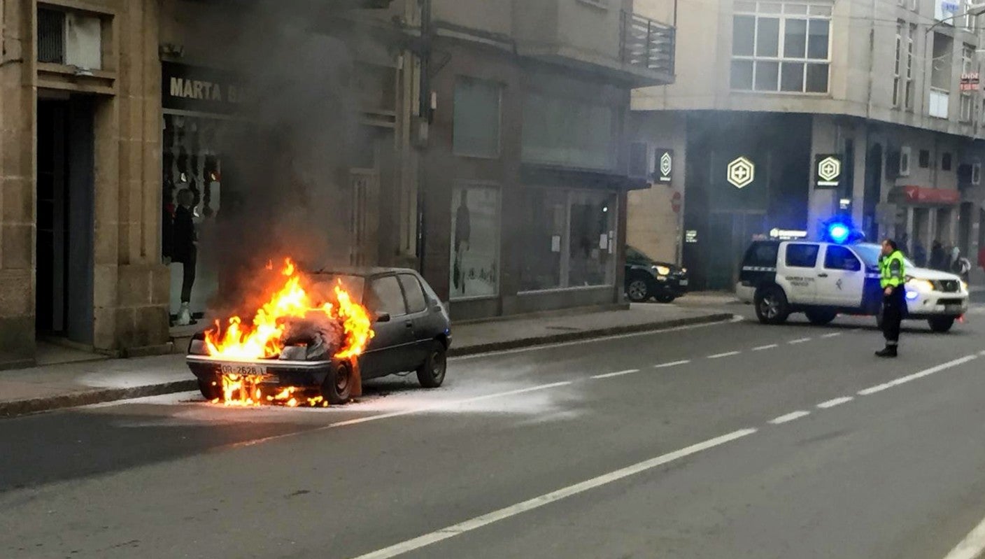 Arde un vehículo no centro de Verin Arde un vehículo no centro de Verin