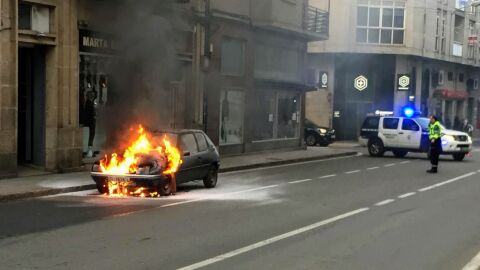 Veh&iacute;culo ardiendo en Verin