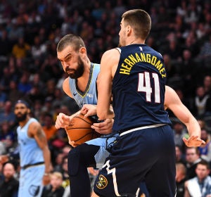 Marc Gasol, en acción ante Juancho Hernangómez Marc Gasol, en acción ante Juancho Hernangómez