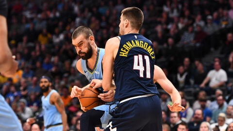 Marc Gasol, en acci&oacute;n ante Juancho Hernang&oacute;mez