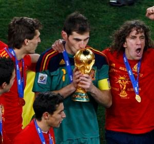 Casillas besa la copa del Mundial Casillas besa la copa del Mundial