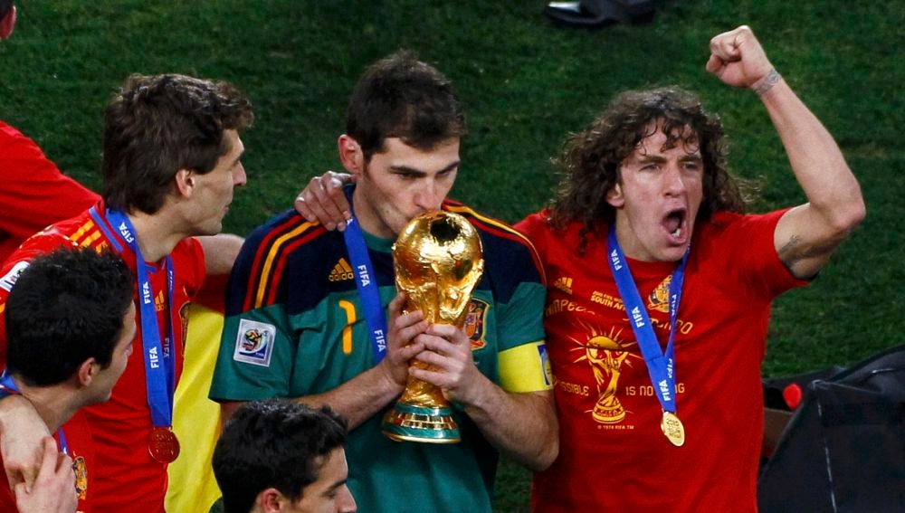 Casillas besa la copa del Mundial