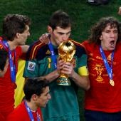 Casillas besa la copa del Mundial