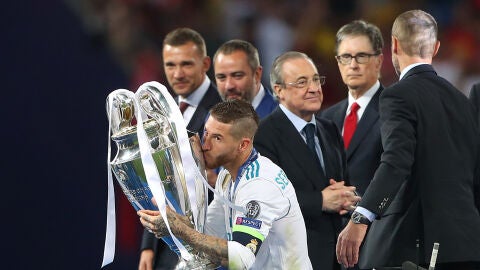 Florentino P&eacute;rez saluda a las autoriades en Kiev mientras Ramos levanta la Champions
