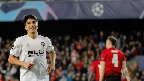 Soler celebra su gol contra el Manchester United