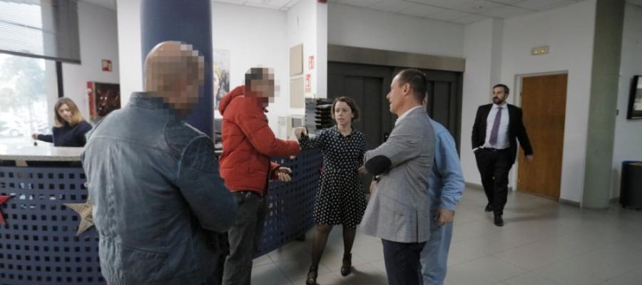 La directora de Diario de Mallorca, Maria Ferrer, con los agentes policiales que quieren incautarse de documentación por el Caso Cursach. La directora de Diario de Mallorca, Maria Ferrer, con los agentes policiales que quieren incautarse de documentación por el Caso Cursach.