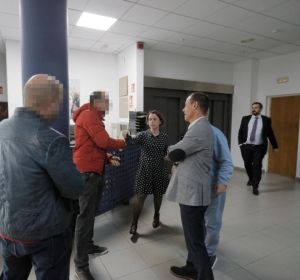 La directora de Diario de Mallorca, Maria Ferrer, con los agentes policiales que quieren incautarse de documentación por el Caso Cursach. La directora de Diario de Mallorca, Maria Ferrer, con los agentes policiales que quieren incautarse de documentación por el Caso Cursach.