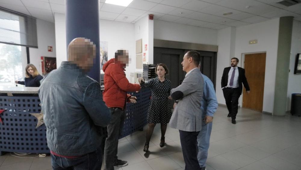 La directora de Diario de Mallorca, Maria Ferrer, con los agentes policiales que quieren incautarse de documentación por el Caso Cursach.